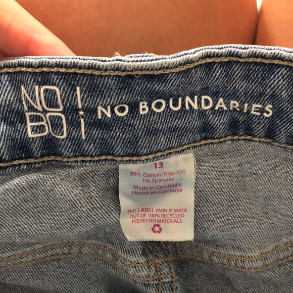 Cute light wash ripped jean shorts - Picture 3 of 3